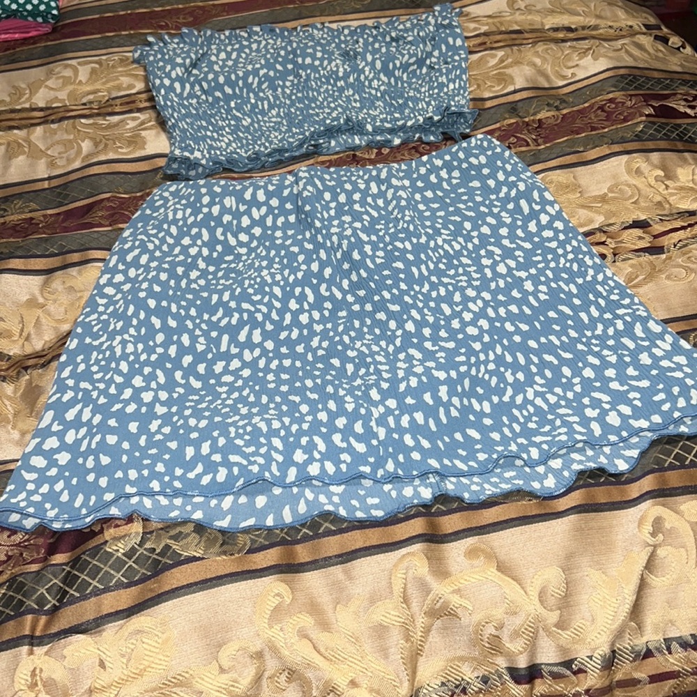 Lelis, S, blue and white